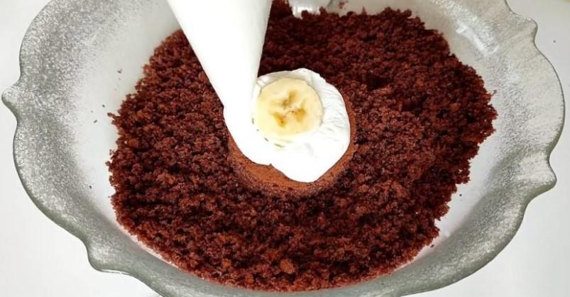 Як приготувати ніжні бісквітні тістечка з вершковим кремом та бананом