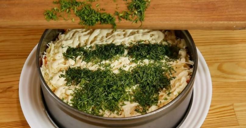 Салат з крабовими паличками та кукурудзою "Ромашкове поле"