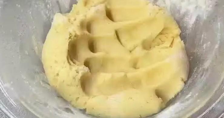 Я беру найпростіші продукти і готую смачну випічку до чаю
