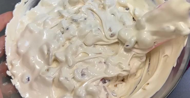 Смачний десерт до чаю із простих продуктів