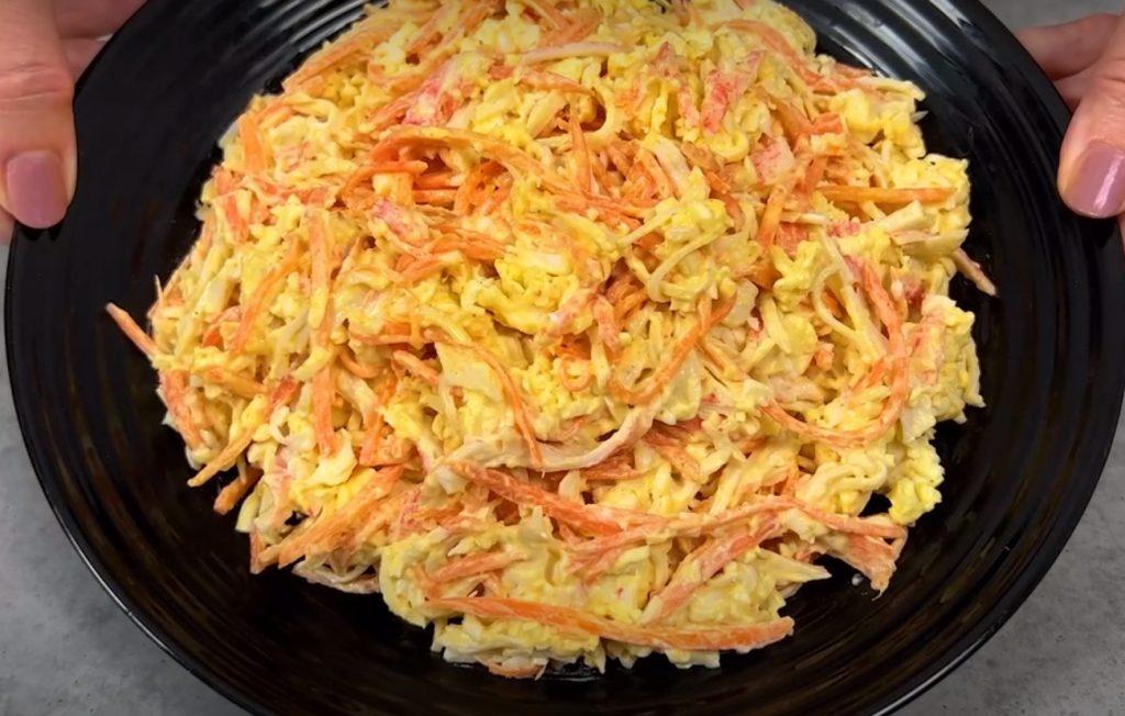 Всього 4 головні інгредієнти. Салат, який побив усі рекорди за швидкістю приготування