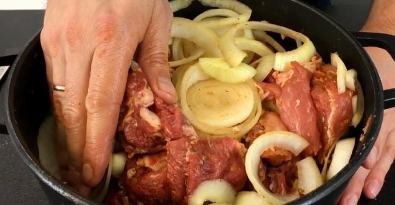Свинячий шашлик у рукаві для запікання