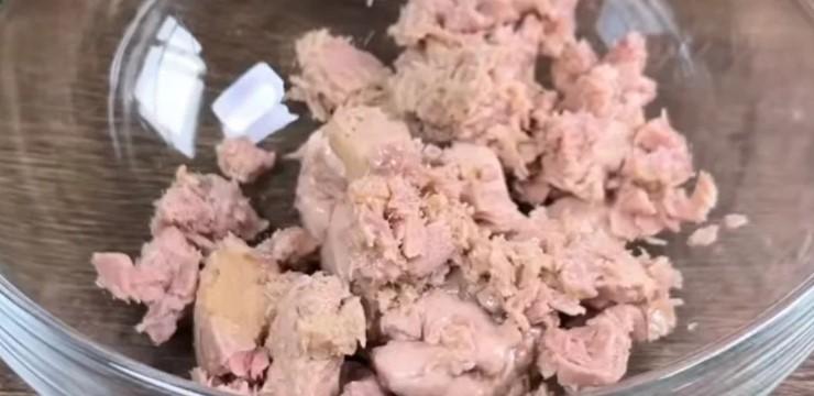 Незвичайні бутерброди з тунцем із простих продуктів. Легко приготувати, легко запам'ятати