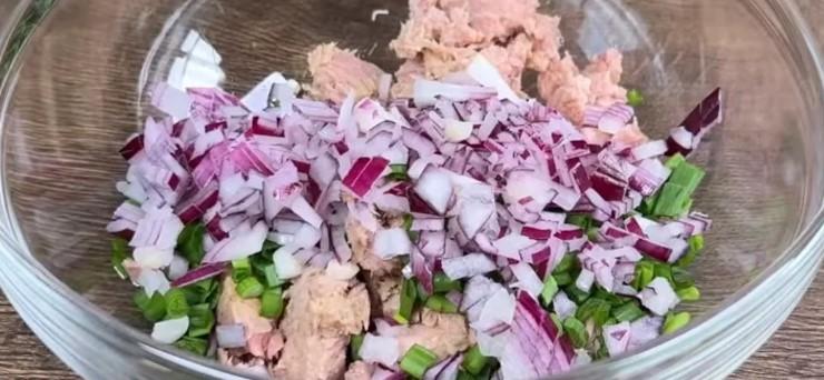 Незвичайні бутерброди з тунцем із простих продуктів. Легко приготувати, легко запам'ятати