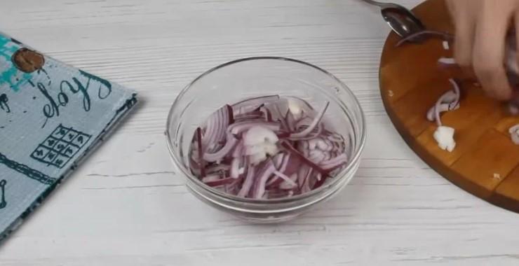 Такий салат готую як на святковий стіл, так і на кожен день