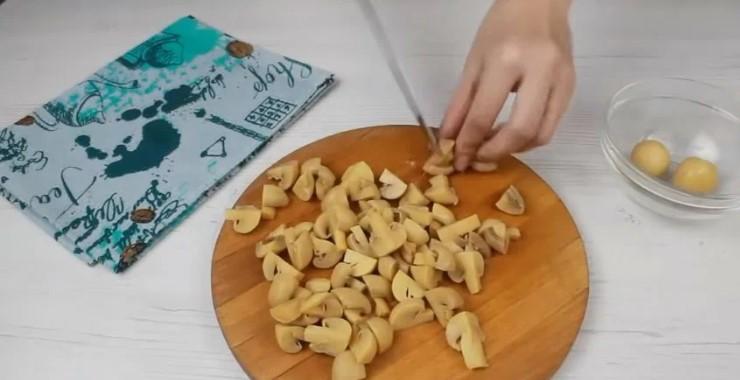 Такий салат готую як на святковий стіл, так і на кожен день