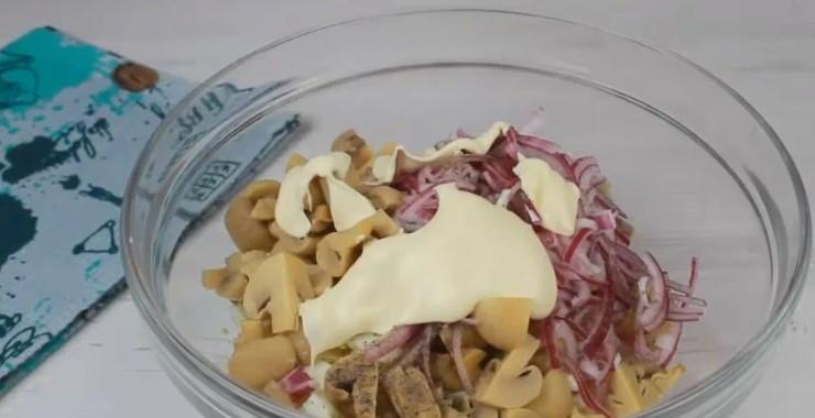 Такий салат готую як на святковий стіл, так і на кожен день