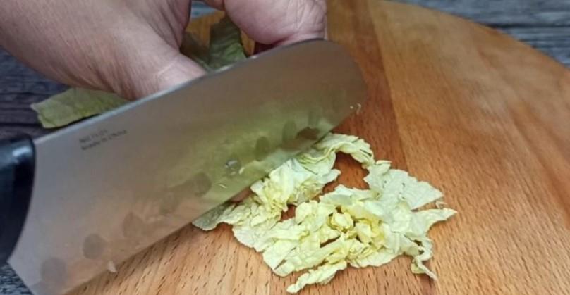 Салат з пекінською капустою та грибами