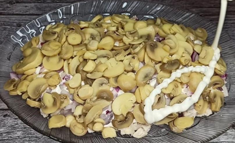 Салат з пекінською капустою та грибами