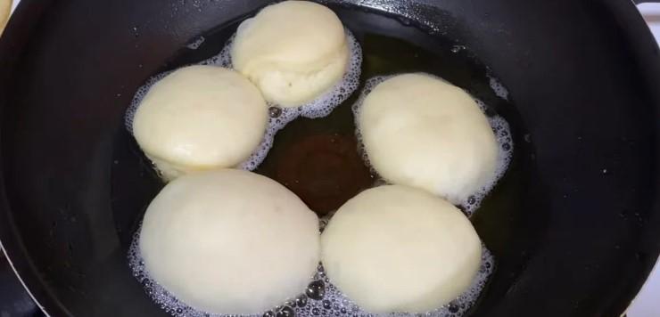 М'які булочки із простих продуктів. Справжній смак дитинства
