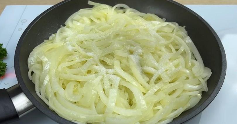 Як приготувати простий цибулевий пиріг з сиром і болгарським перцем