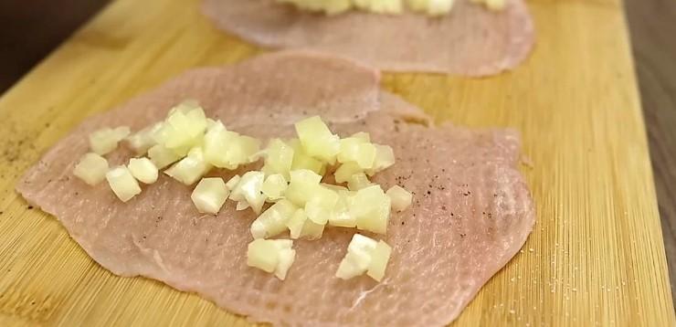 Курячі рулетики з незвичайною начинкою. І дуже смачно, і готувати легко