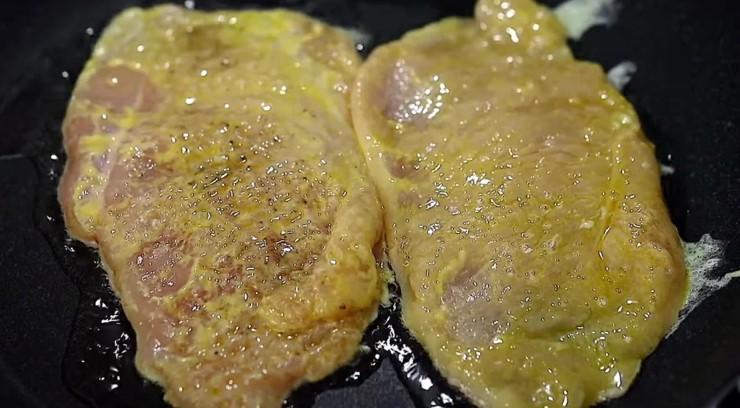 Ароматний рецепт запеченої курячої грудки