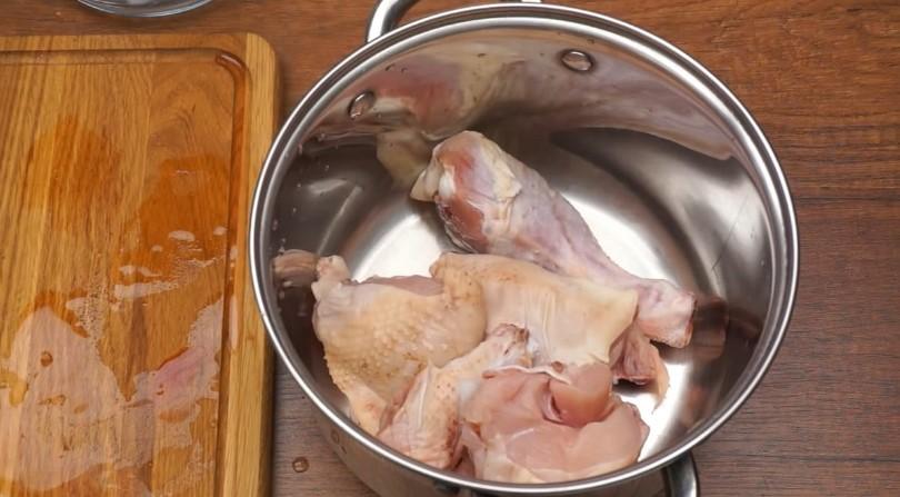 Ароматний курячий суп з галушками та овочами