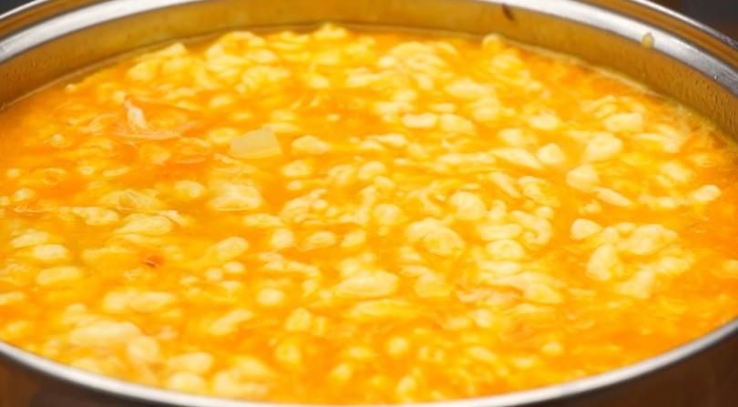 Ароматний курячий суп з галушками та овочами