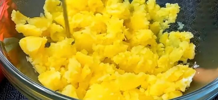 Багатьма забутий рецепт, а дарма – дуже смачно: ніжні картопляні биточки