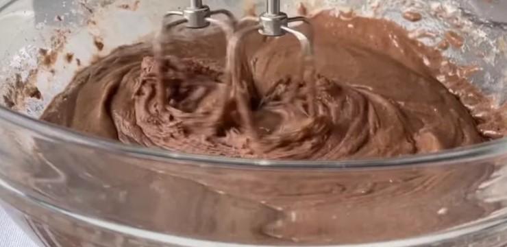 Настільки вологої та смачної випічки я ще не пробувала: пиріг із простих продуктів