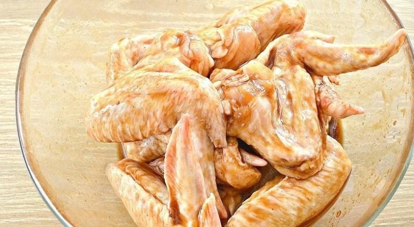 Страва на всі випадки життя: як смачно приготувати медові крильця