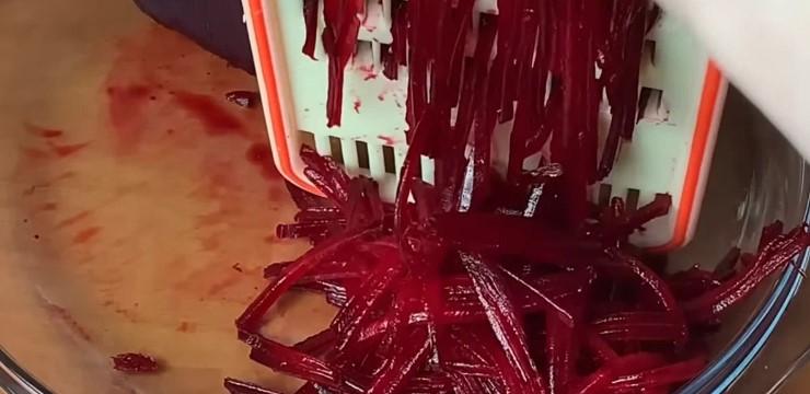 Смачний салат із простих буряків на кожен день: легко, швидко та недорого виходить