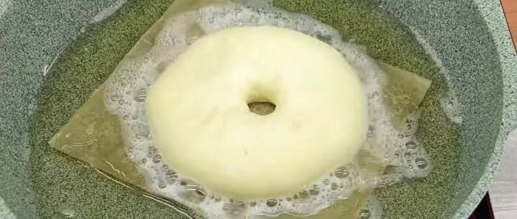 Повітряні пончики без яєць із простих продуктів
