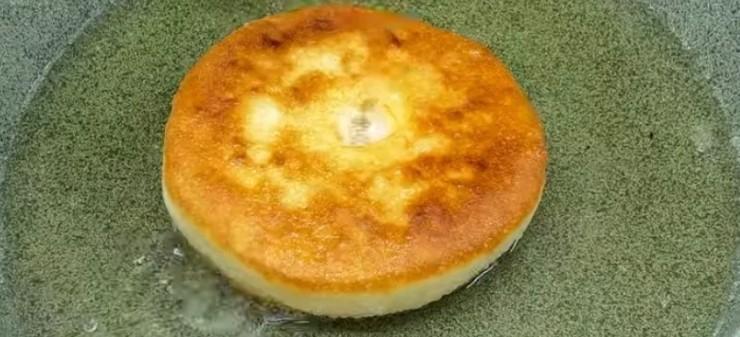 Повітряні пончики без яєць із простих продуктів