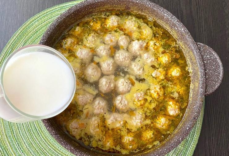 Вершковий суп із фрикадельками: подаю із часниковими сухариками із білого хліба