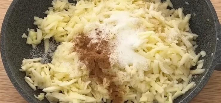 Ніжні рогалики з яблучною начинкою