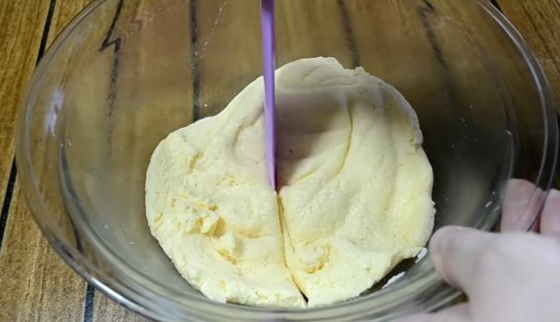 Як з манки та сиру приготувати вареники з вишнею