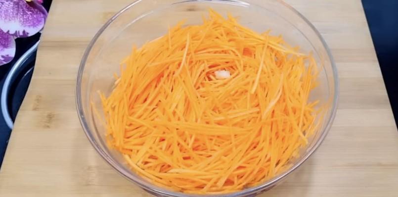 Замість класичної маринованої капусти! Закусочні голубці з морквою