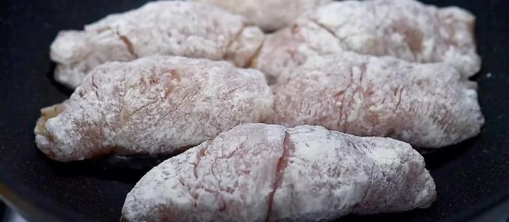 Так смачно, що хочеться готувати знову і знову: курячі рулетики на сковороді