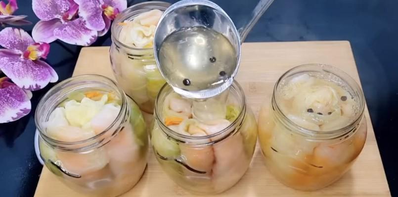 Замість класичної маринованої капусти! Закусочні голубці з морквою