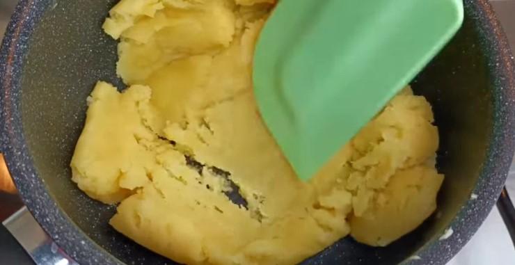 Повітряний пиріг із простих продуктів. Рідні обожнюють