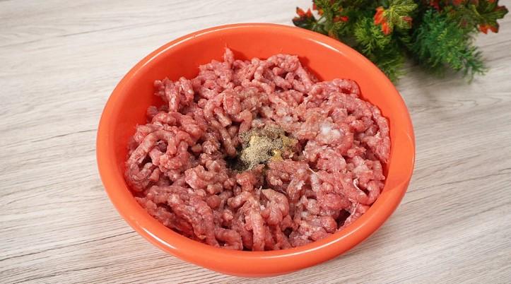 Рецепт смачної домашньої ковбаски: готується не складно