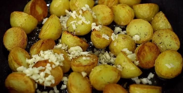 До такого гарніру ніякого м'яса не треба: картопля на сковороді, просто та смачно