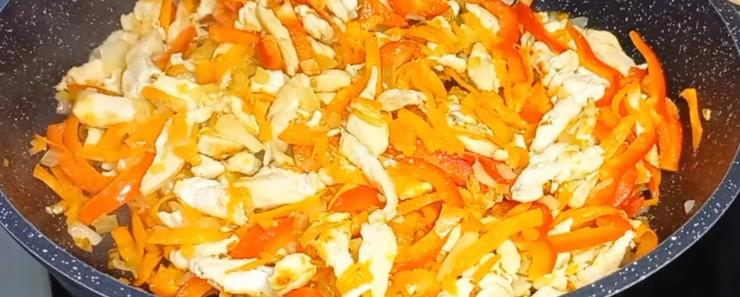 Соковиті рулетики з м'ясом та овочами. Смачніше будь-яких пиріжків