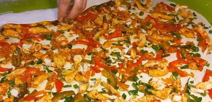 Соковиті рулетики з м'ясом та овочами. Смачніше будь-яких пиріжків