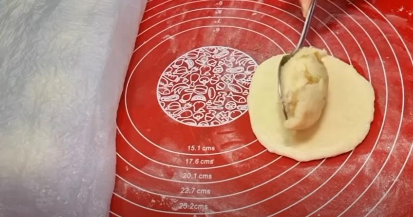 Рецепт смачного сніданку. Швидкі пиріжки з тонкого хрусткого тіста