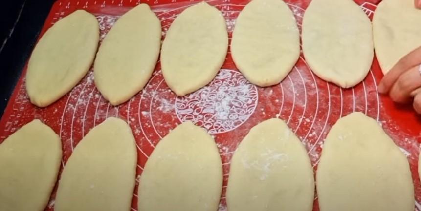 Рецепт смачного сніданку. Швидкі пиріжки з тонкого хрусткого тіста