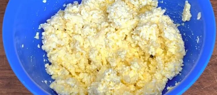 Без дріжджові коржики з сирною начинкою