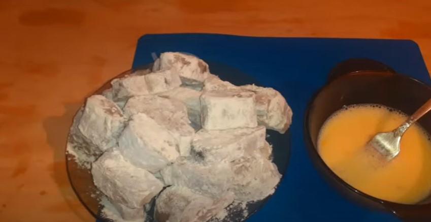 Минтай смажений: рум'яний та апетитний. Проста страва на сковороді
