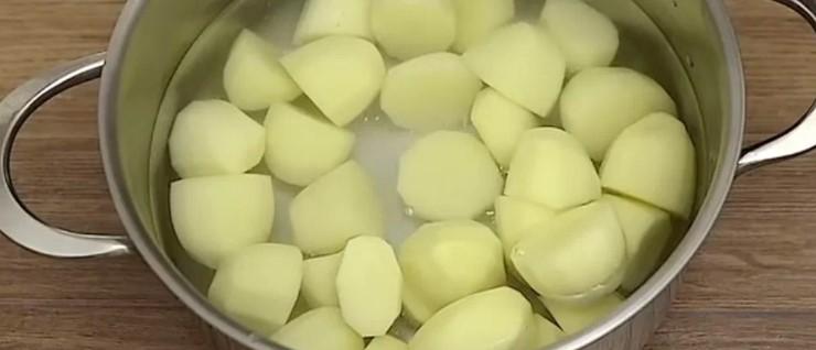 Рецепт простіше не придумаєш, але як смачно: картопля з м'ясом на вечерю