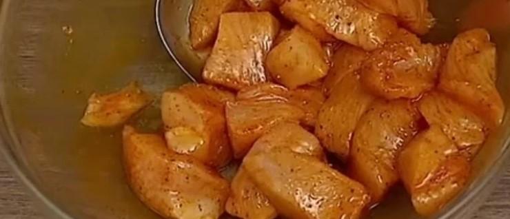 Рецепт простіше не придумаєш, але як смачно: картопля з м'ясом на вечерю