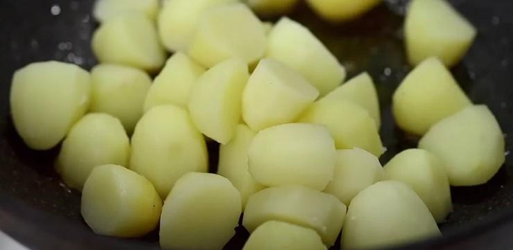 Рецепт простіше не придумаєш, але як смачно: картопля з м'ясом на вечерю