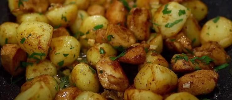 Рецепт простіше не придумаєш, але як смачно: картопля з м'ясом на вечерю