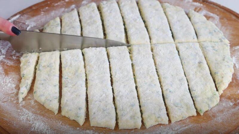 Склянка кефіру та 2 яйця. Смачні сирні палички із доступних продуктів
