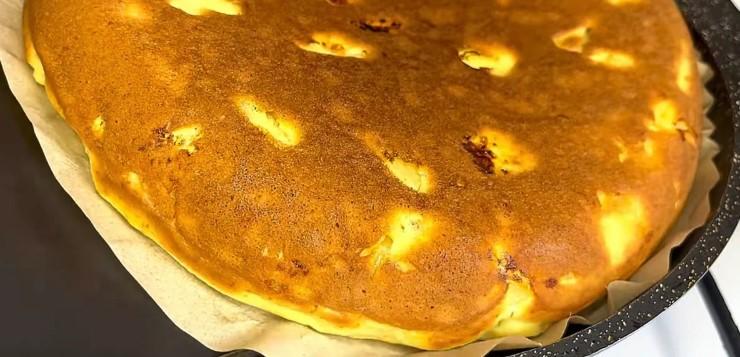 Не рецепт, а знахідка: найсмачніший яблучний пиріг на сковороді