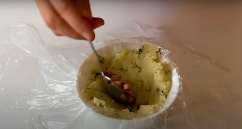 Беру картоплю та куряче філе. Такі пиріжки готую регулярно