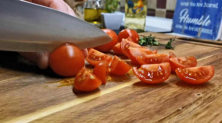 З банки рибних консервів і оселедця приготували два шикарні салати нашвидкуруч