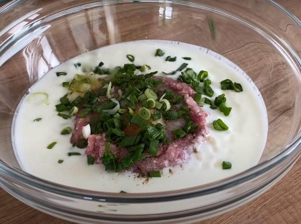 Просто змішайте кефір із фаршем. Смачний та ситний сніданок на сковороді