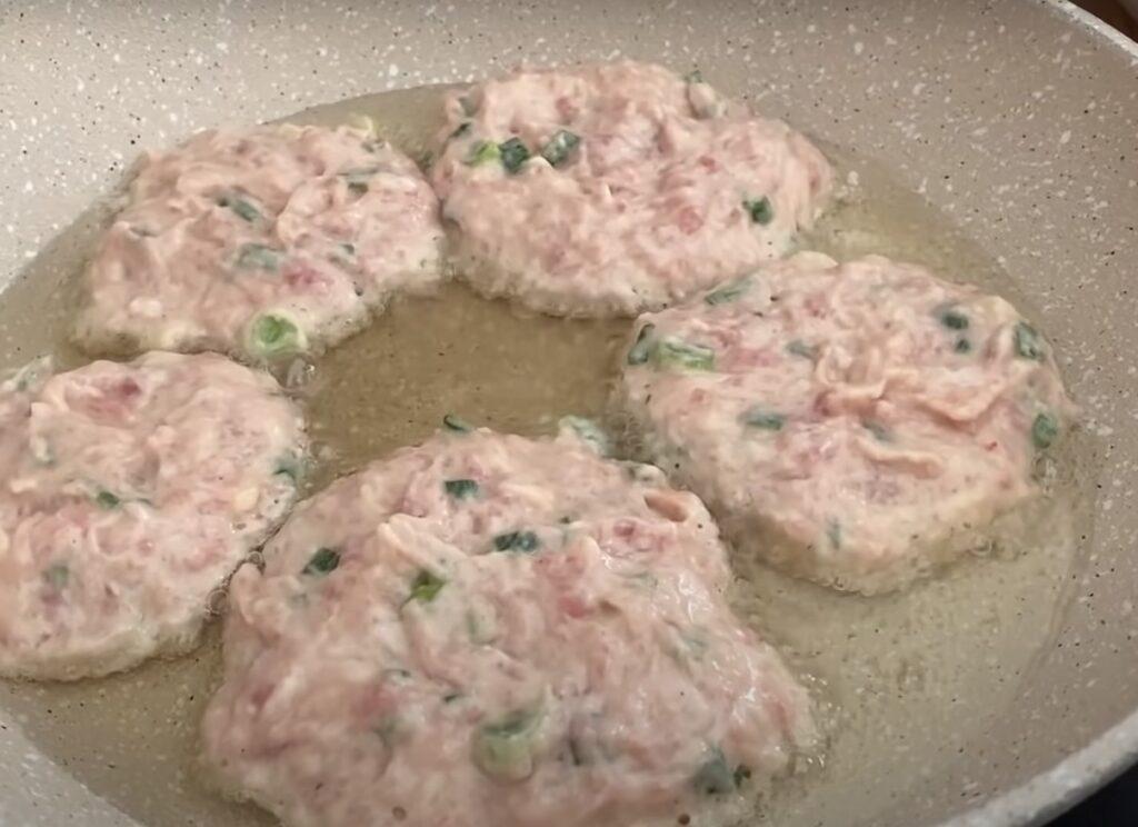 Просто змішайте кефір із фаршем. Смачний та ситний сніданок на сковороді